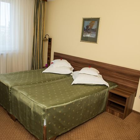 Hotel Lyra Oradea Exterior photo