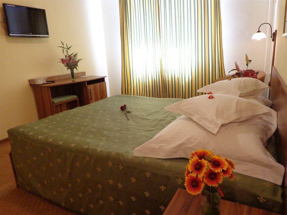 Hotel Lyra Oradea Exterior photo