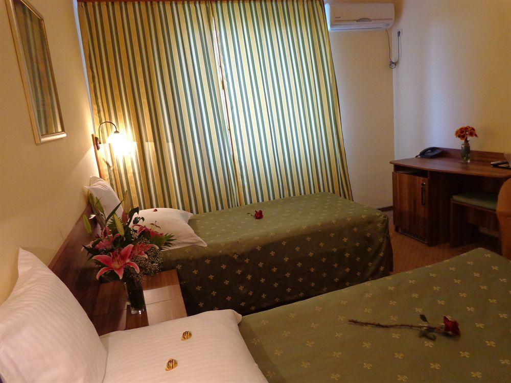 Hotel Lyra Oradea Exterior photo