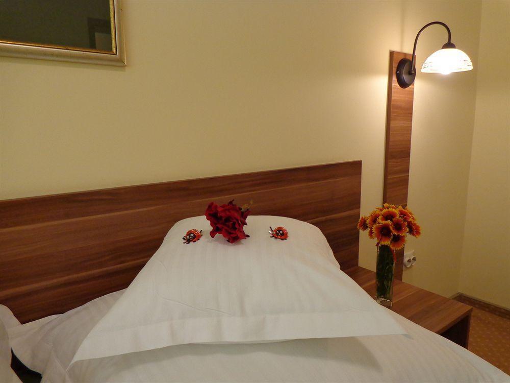 Hotel Lyra Oradea Exterior photo